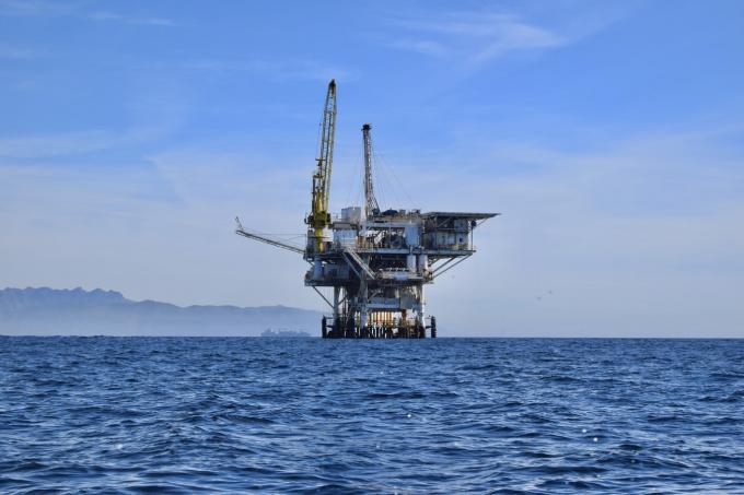óleo & gás de cobrimento com arbustos delubrificação a pouca distância do mar